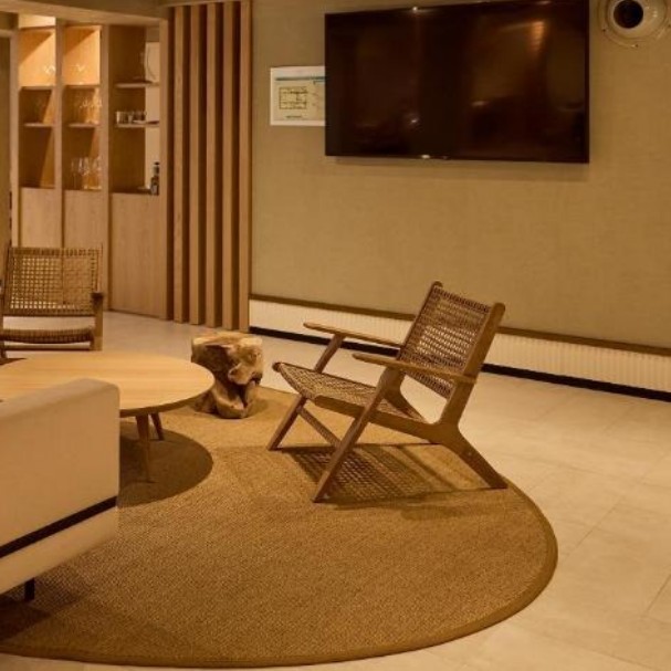 Sala de estar com design contemporâneo num espaço OMID Hotels