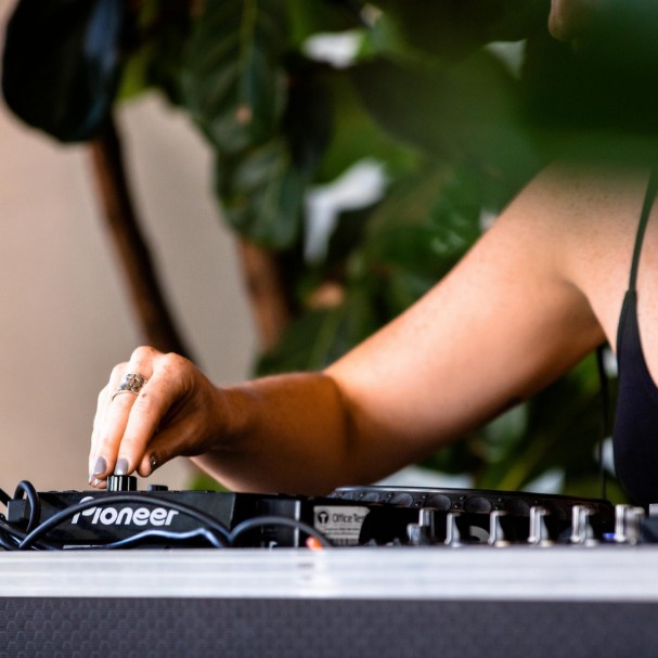 DJ set, um dos momentos de entretenimento na cidade recomendados pela OMID