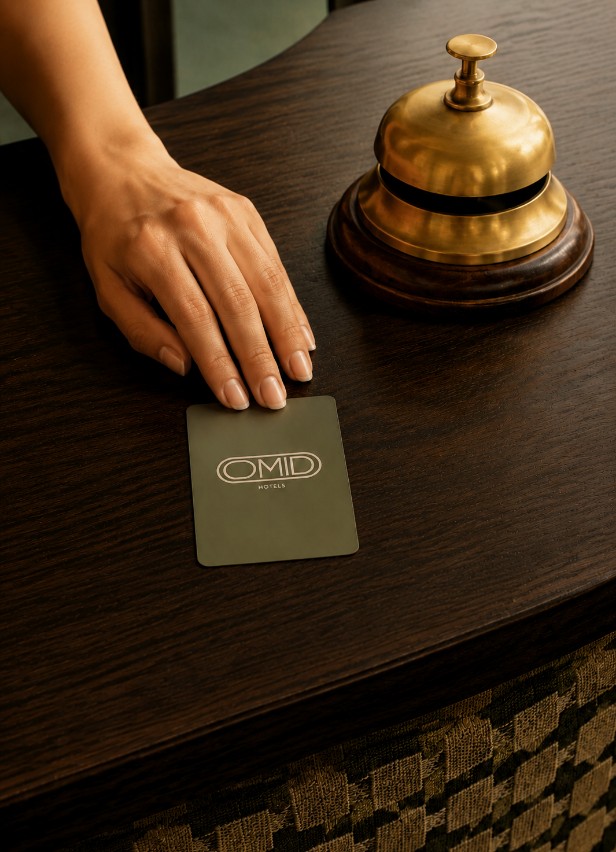 Check-in na receção de um hotel OMID, com cartão-chave